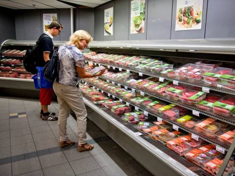Albert Heijn zet in op kip-rundergehakt en stopt minder vlees in hamburgers