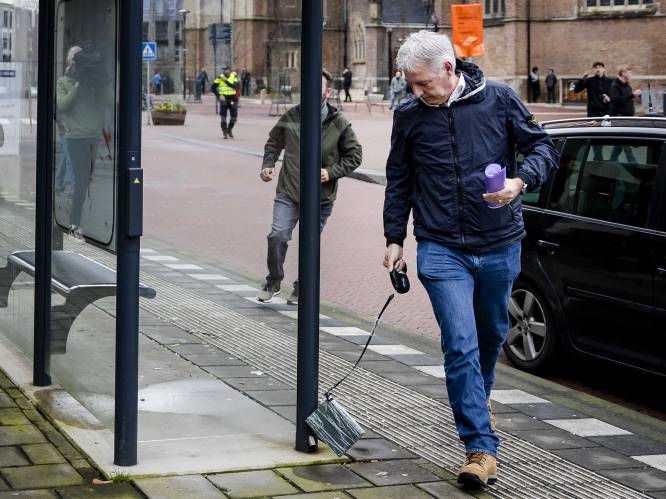 Leider radicaal-rechtse Pegida opgepakt in Nederland omdat hij koran aan leiband over de grond sleepte