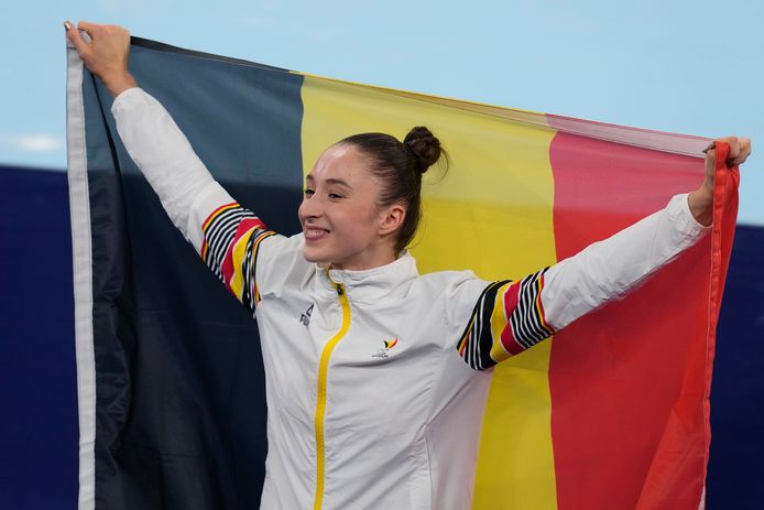 Turnster Nina Derwael (21) pakt eerste goud voor België ...