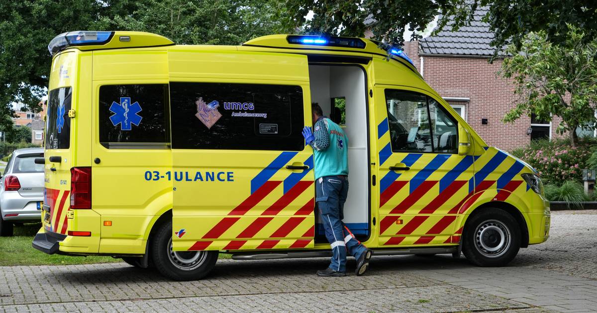 Fietser geschept door auto op Vaart Noordzijde in Nieuw-Amsterdam