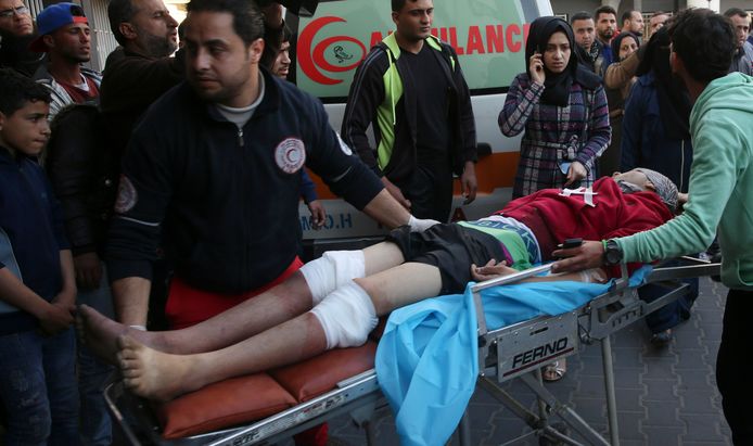 Een tienerjongen die vandaag tijdens de demonstraties gewond raakte, wordt overgebracht naar het ziekenhuis.