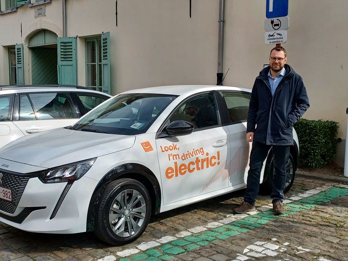 Schepen Pieter Muyldermans bij een deelwagen in Hoeilaart.