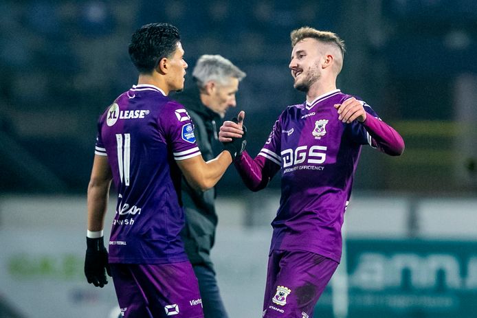 Quiermo Dumay (links) en Frank Ross kunnen hun geluk niet op na de verrassende bekerzege op SC Heerenveen (1-0).