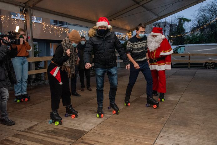 Schepenen Dietbrand Van Durme, Robbe De Wilde en de kerstman schaatsen de rolschaatspiste in.