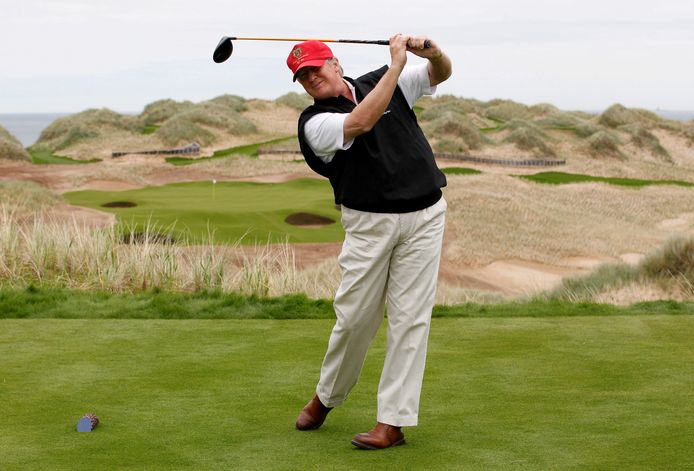 De Amerikaanse president Donald Trump oefent zijn swing op de Trump International Golf Links-baan op het Menie-landgoed  nabij Aberdeen, in 2011.