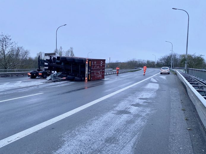 Op de oprit van de E19 in Mechelen-Noord ging een vrachtwagen aan het slippen en belandde op zijn zij. Bij het ongeval waren er meerdere voertuigen betrokken