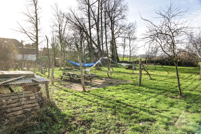 Het bestaande terrein wordt opgewaardeerd tot een speelplein en opengesteld voor inwoners en bezoekers.
