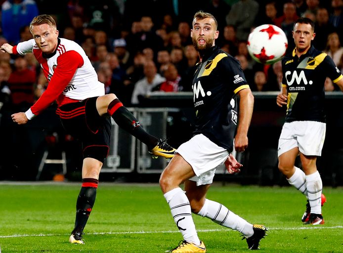 Feyenoord kocht afgelopen zomer Sam Larsson van Heerenveen toen het seizoen in de eredivisie al onderweg was. Als het aan de KNVB ligt, mag dat straks niet meer.