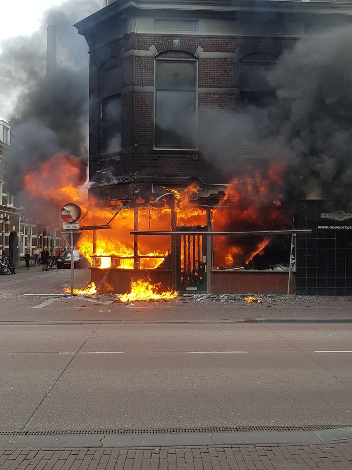 Grote brand bij New York Pizza aan de Nobelstraat in Utrecht.