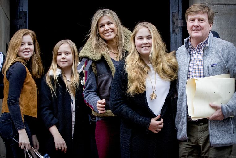 Koning Willem-Alexander en koningin Maxima arriveren met hun dochters, de prinsessen Amalia, Alexia en Ariane bij het Koninklijk Paleis op de Dam voor het verjaardagsontvangst van prinses Beatrix. De prinses viert haar tachtigste verjaardag in besloten kring.  Beeld ANP /  ANP