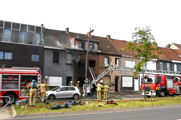 De brand woedde maandagmorgen 3 juli 2023 in alle hevigheid in een woning langs de Noordlaan in Roeselare.
