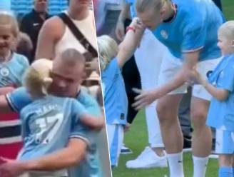 KIJK. ‘Nonkel’ Haaland knuffelt Rome en Mason De Bruyne, die sip kijkt omdat hij medaille niet krijgt