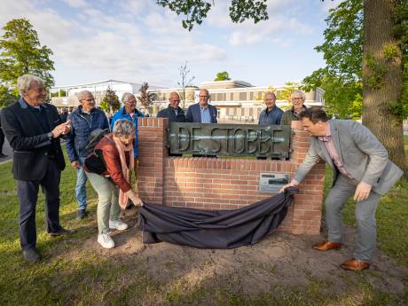 Gymnastiekclub springt van oud naar nieuw, bij opening van historisch naambord in Vroomshoop