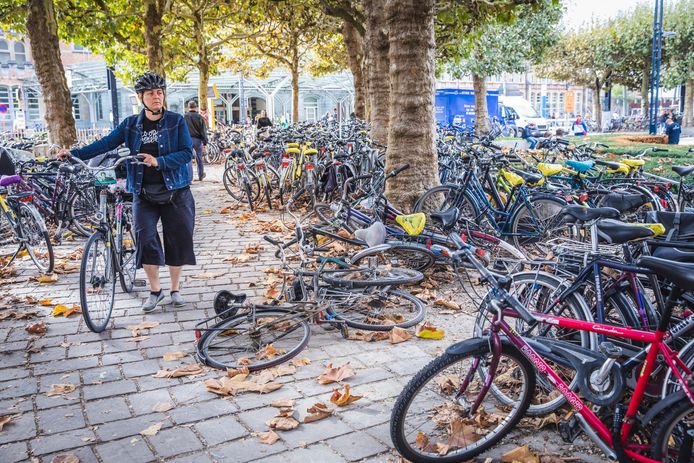 Archiefbeeld: De chaos van fietsen op het Maria-Hendrikaplein vormt al jaren een probleem. Dit is een beeld uit 2018, maar de situatie is vandaag niet veel beter.