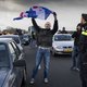 Friezen die tegenstanders Zwarte Piet blokkeerden op snelweg voor de rechter