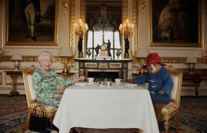 Queen Elizabeth tijdens een afternoon tea met beertje Paddington.