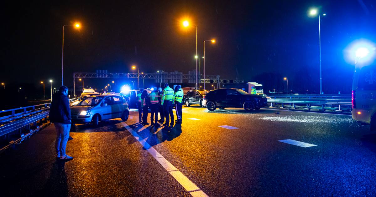 Politie rukt uit voor vrouw die op A15 loopt, twee minuten later wordt ze aangereden.