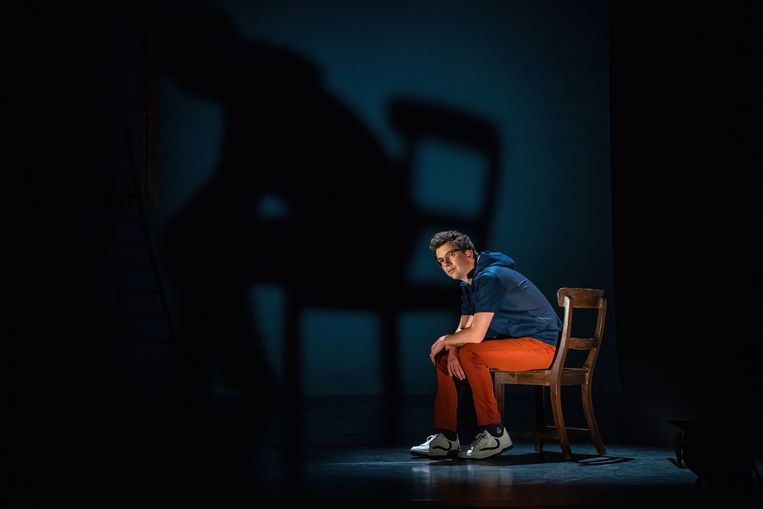 De nieuwe show van Pieter Derks zit vol superactuele grappen, scherpe sneren en verrassende