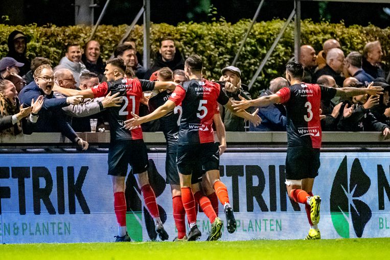 Spelers van De Treffers uit Groesbeek vieren de 2-0 van Brian Campman tegen RKC, in de vorige ronde van het KNVB-bekertoernooi.  De Treffers won en schakelde eerder ook al Cambuur uit.  Beeld Pro Shots / Marcel van Dorst