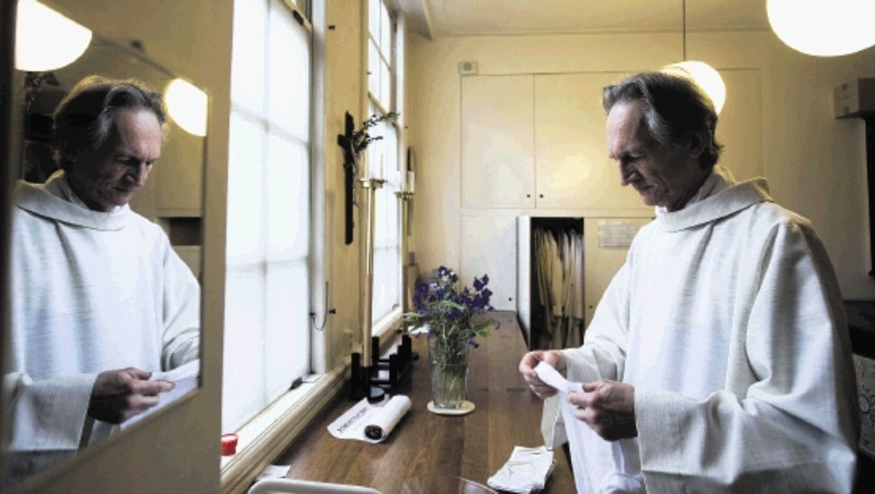 Priesterstudent Jim Schilder in de sacristie van de begijnhofkapel in Amsterdam. (Trouw) Beeld Herman Wouters