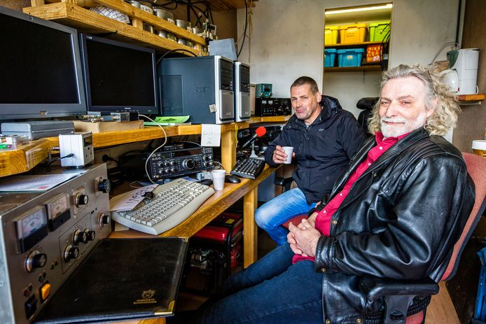 De zendamateurs Rob Aartman (links) en Joop Schalkwijk moeten weg van hun plek in Kamerik.