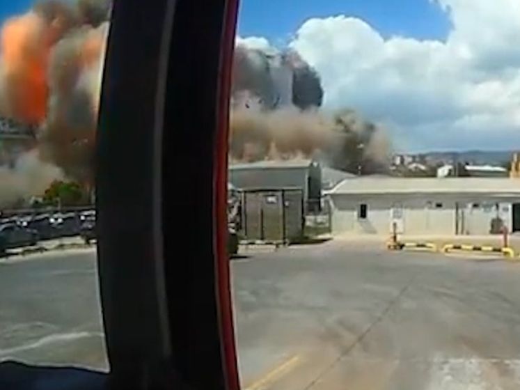 Rookwolken stijgen uit boven Turkse haven na stofexplosie