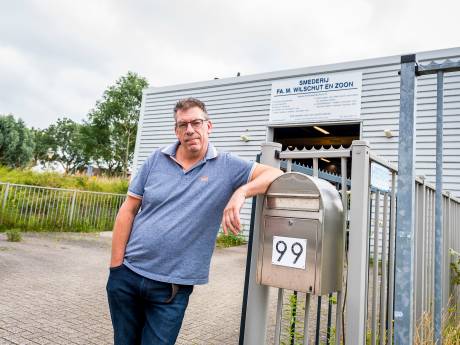 Ondernemer ziek van poepende chauffeurs rond zijn bedrijf: ‘Ik ga kalender maken van de foto’s’