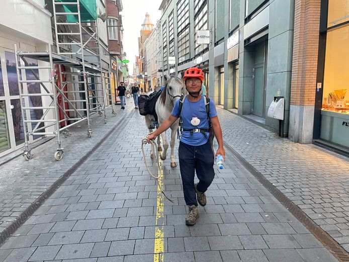 De Chinees Xu Zhixian wandelt met zijn paard Furion van Spanje naar China. Ze maakten een tussenstop in Breda.