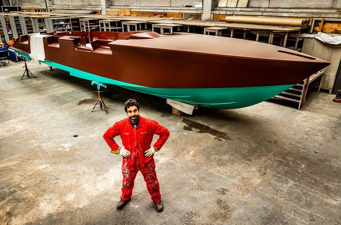 Elio Barone bouwt in een loods in Zwijndrecht aan de Futuro, die mede als watertaxi dienst gaat doen.