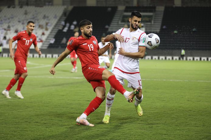 Omid Popalzay (links) tijdens de wedstrijd tegen Oman, waarin hij scoorde met een fraaie volley.