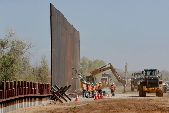Archiefbeeld van de constructie van een grensmuur met Mexico in Yuma, Arizona.