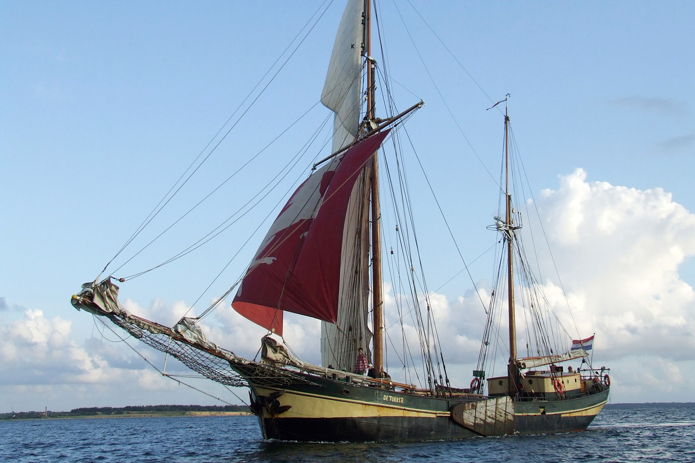 Het vroegere zeilschip De Tukker begint aan een derde leven als vracht- en passagiersschip op de Noordzee. Jarenlang werd het schip gebruikt door Jarabee uit Hengelo.