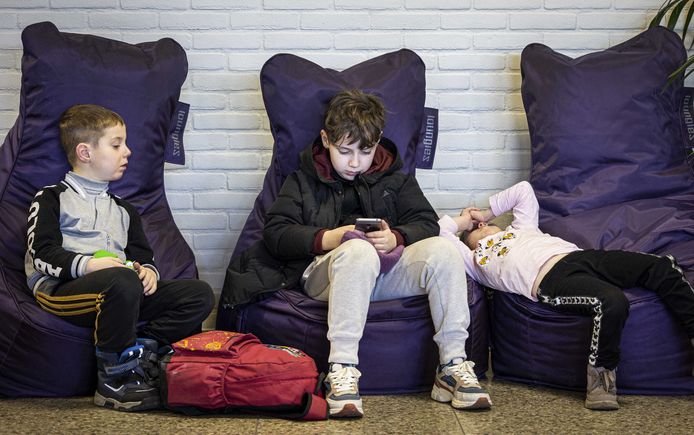 Oekraïense vluchtelingen in de Amsterdamse RAI waar de vluchtelingen zich kunnen melden en aan een opvangplek geholpen worden.