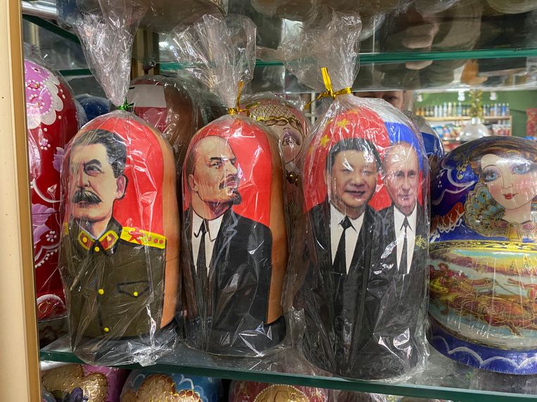 In China zijn souvenirs te koop met de afbeeldingen van onder anderen Stalin, Lenin, Xi Jinping en Poetin (vanaf links). Beeld Eva Rammeloo