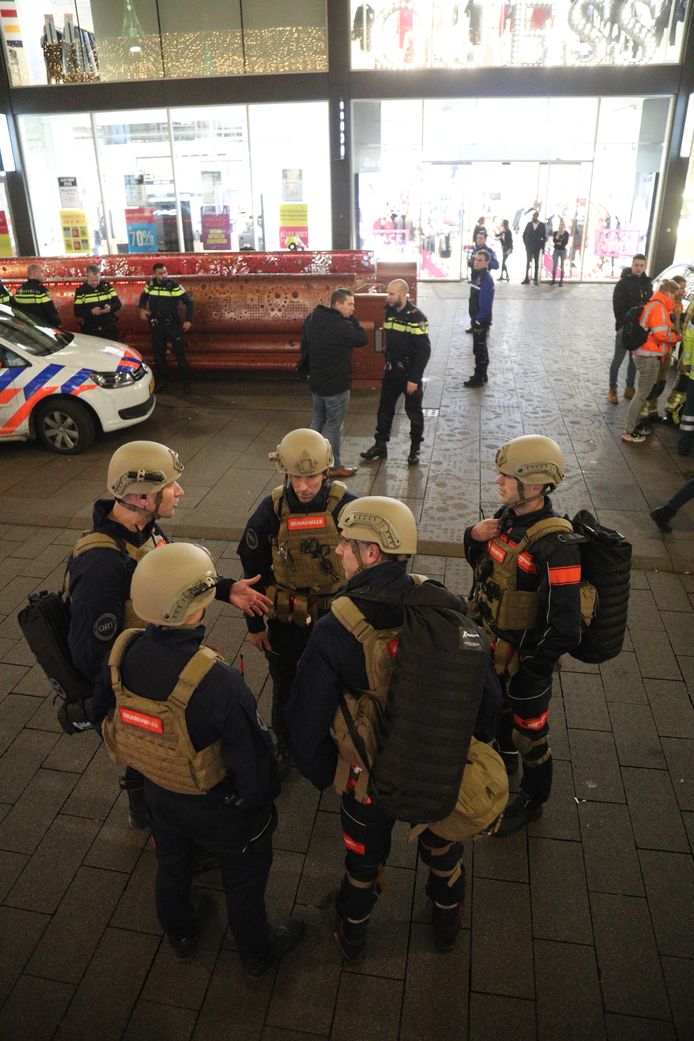 De brandweer verzamelt voor het gebouw