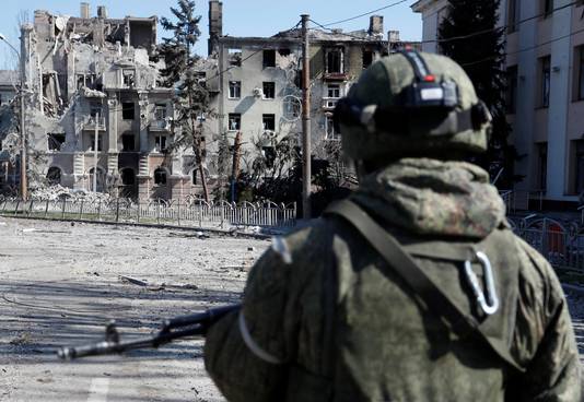 Een soldaat van een pro-Russische militie in de verwoeste havenstad Marioepol.