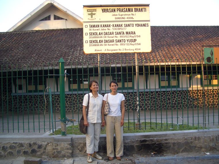 Met mijn moeder Gerda voor haar oude school in Bandung. Beeld Ann-Marie Cordia