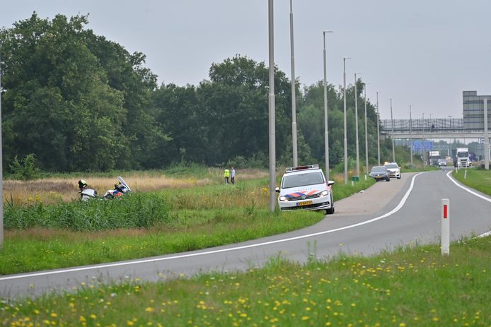 De Landelijke Eenheid is woensdagmiddag rond 15:50 uur met een helikopter op zoek gegaan naar een gevluchte persoon langs de A16 bij Breda.