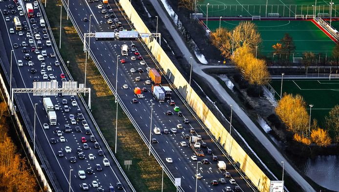 Files op de snelwegen rond Rotterdam. Door een technische storing was de Beneluxtunnel lange tijd afgesloten wat leidde tot een verkeersinfarct.