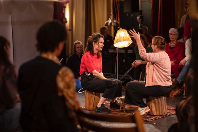 Hanna van Mourik Broekman (links) in gesprek met lector Godelieve Spaas bij de première van ‘De Salon: Een Nieuwe Wereld’ in Breda. Op 31 mei en 1 juni te zien in Tilburg.