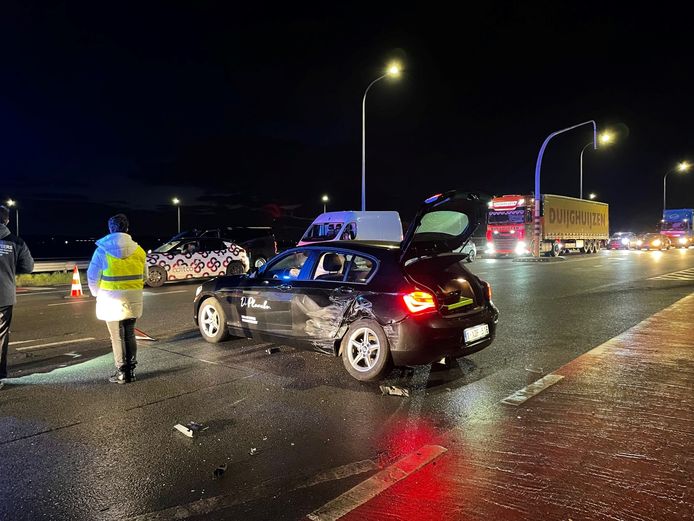 LICHTERVELDE: een BMW werd in de linkerflank gegrepen.
