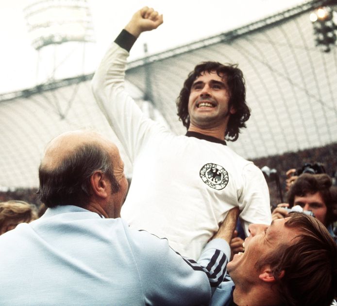 Gerd Müller gaat op de schouders na de gewonnen WK-finale van 1974.