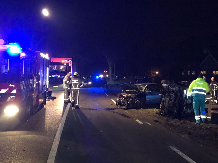 Van beide auto's bleef weinig over.