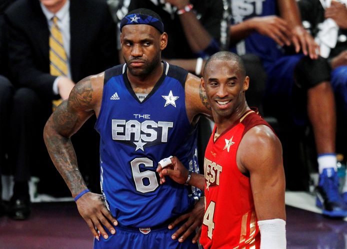 LeBron James (links) en Kobe Bryant in 2011.