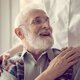 Hoogbejaarde man (94) in tranen om kussen met foto van overleden vrouw