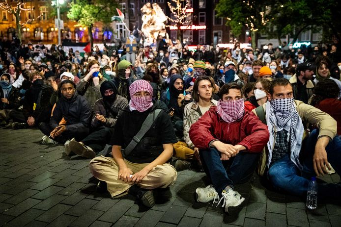 Demonstranten protesteren vreedzaam op het Rembrandtplein. De laatste pro-Palestina-activisten zijn weggehaald van het Binnengasthuisterrein van de Universiteit van Amsterdam.