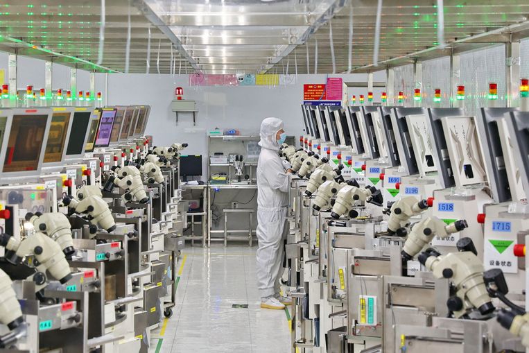 Een medewerker van een chipfabriek in Nantong, in het oosten van China. Voor heel 2022 wordt in China een groei van 2,8 tot 3,2 procent voorspeld. Beeld AP