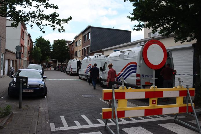 De familie en advocaten konden de reconstructie volgen in de zendwagens van de federale politie.