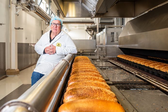 Ruud van Klaveren, directeur van Bakkerij Visser, bij een van de grote ovens waar vers gebakken brood uit komt rollen.