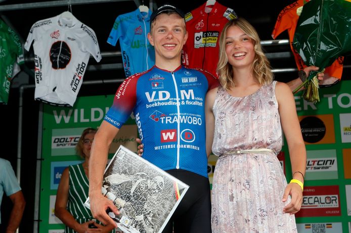 Tomas De Neve won de vierde etappe van de Ronde van Oost-Vlaanderen voor beloften en maakte het bloemenmeisje, zijn vriendin Ine, heel blij met de bloemen.